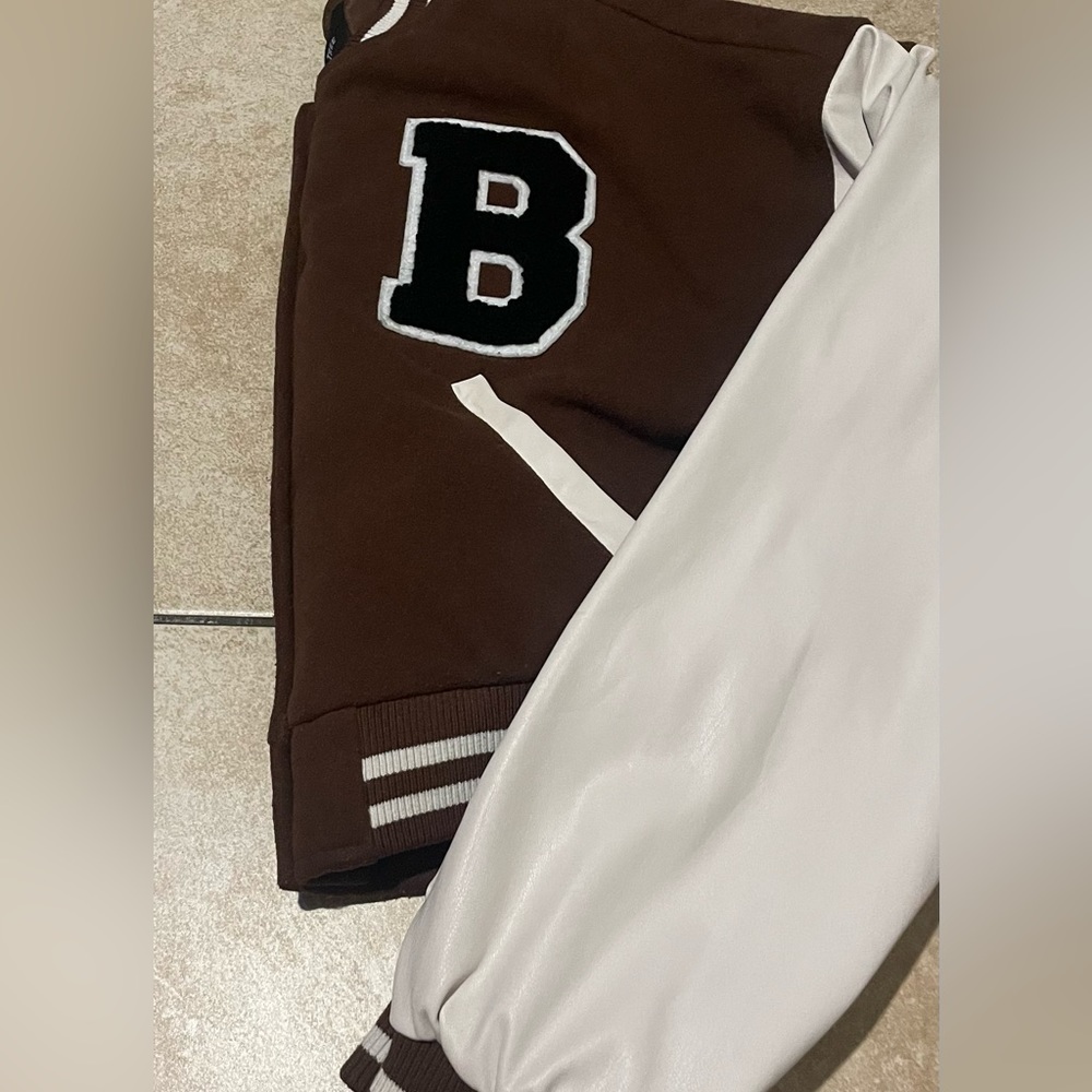Brown and white jacket🤎